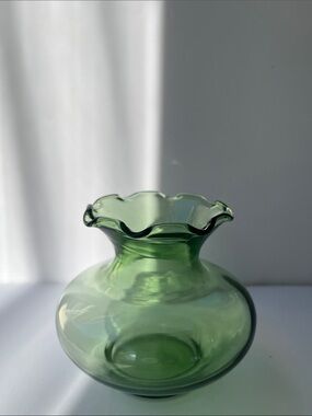 Anchor Hocking marked Vintage Handblown Green Ruffled Glass Vase